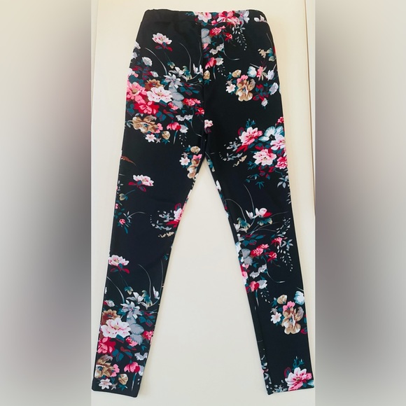 Host Pick 🔥 Maternity pants /leggings black with floral print - Picture 3 of 9